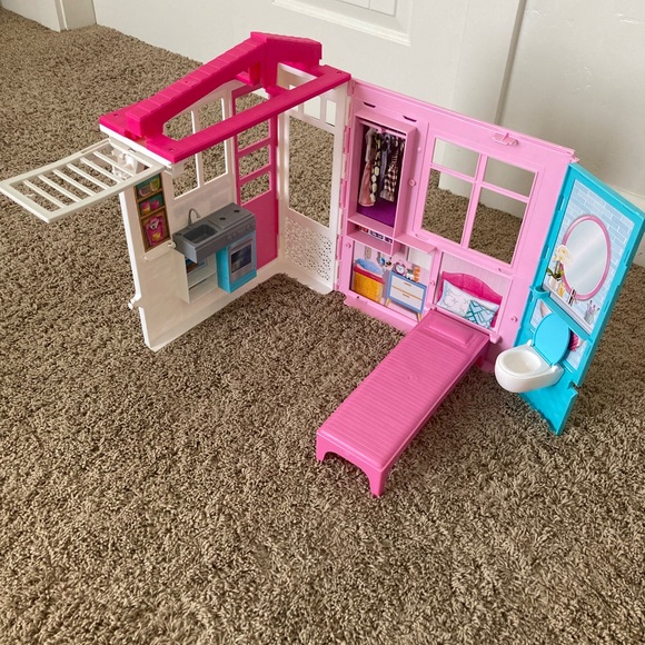 Barbie - Assorted Dolls and Accessories - Picture 3 of 7